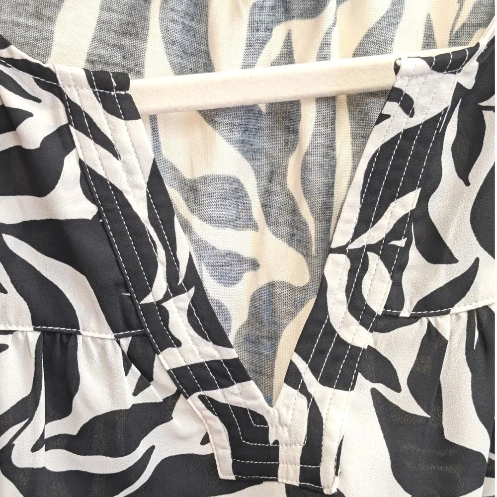 LOFT Womens Top M Black White Abstract Leaf Print Ruffle Sleeve V-Neck Blouse